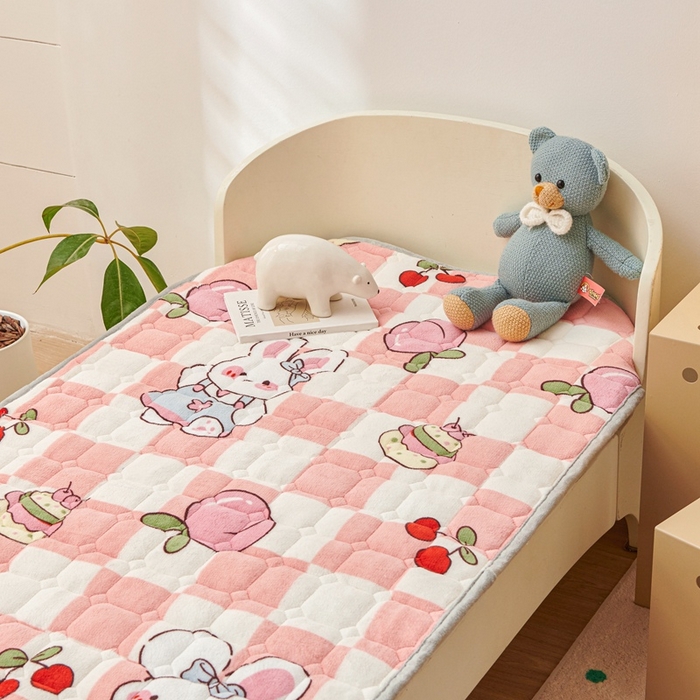 91家纺网 家纺一手货源 找家纺 富馨莱 2024新款牛奶绒幼儿园床垫加厚5D透气 桃子兔兔