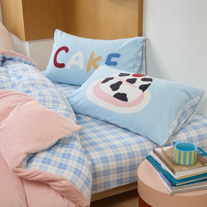 91家纺网 家纺一手货源 找家纺 呗旺鹿 2024新款加厚保暖设计师款高克重牛奶绒贴标款四件套【原创】 贴标款-有樱一点甜