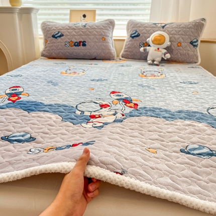 91家纺网 家纺一手货源 找家纺 孩子王 2024新款印花牛奶绒薄款床垫加厚绒保暖床护垫床笠 床单款-淘气火箭