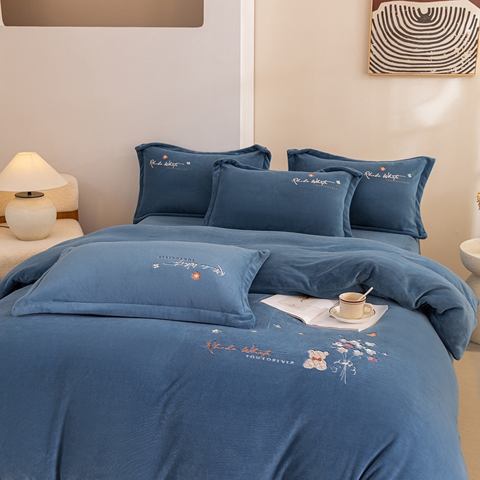 91家纺网 家纺一手货源 找家纺 绒博士 2024新款220克牛奶绒秋冬保暖四件套-花颜小熊 花颜小熊-幽兰