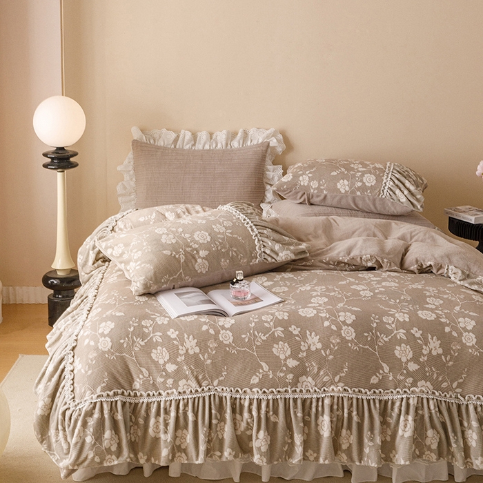 91家纺网 家纺一手货源 找家纺 胜权家纺 2024秋冬新款5D雕花着色牛奶绒法式奶油风夹棉床裙四件套 麦咖