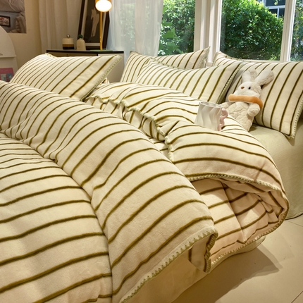 91家纺网 家纺一手货源 找家纺 迪梦姿家纺 2025新款牛奶绒条纹印花三角针四件套 条纹-绿