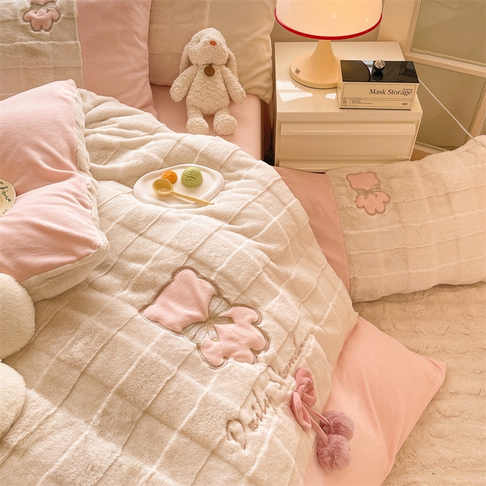 91家纺网 家纺一手货源 找家纺 绒棉世家 2025新款A类獭兔毛高端兔兔绒工艺款四件套-小熊系列 蝴蝶小熊-粉