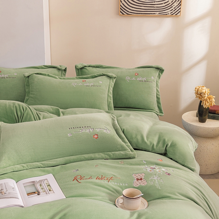 91家纺网 家纺一手货源 找家纺 绒博士 2024新款220克牛奶绒秋冬保暖四件套-花颜小熊 花颜小熊-草绿