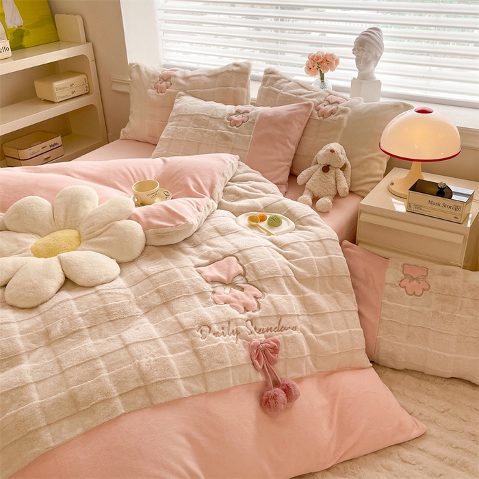 91家纺网 家纺一手货源 找家纺 绒棉世家 2025新款A类獭兔毛高端兔兔绒工艺款四件套-小熊系列 蝴蝶小熊-粉