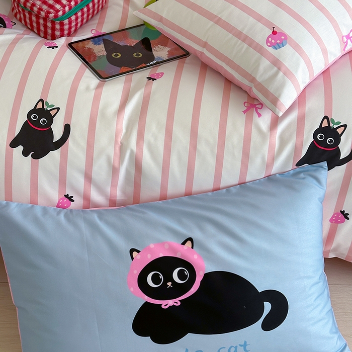 91家纺网 家纺一手货源 找家纺 2024新款40支13372全棉数码大版趣味系列四件套 粉条黑猫