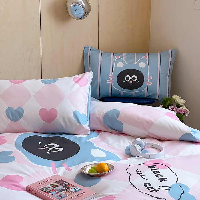 91家纺网 家纺一手货源 找家纺 2024新款40S设计师款全棉大版趣味印花系列四件套 爱心猫