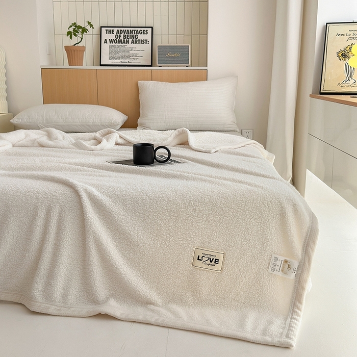 91家纺网 家纺一手货源 找家纺 沐棉 2024新款牛奶绒菠萝格包边羊羔绒泰迪绒毛毯-静物图 米白色