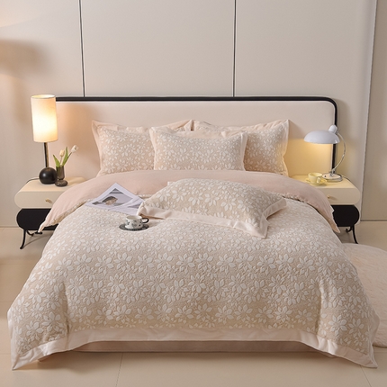 91家纺网 家纺一手货源 找家纺 迪梦姿家纺 2025新款立体雕花牛奶绒宽边四件套 野百合-米色