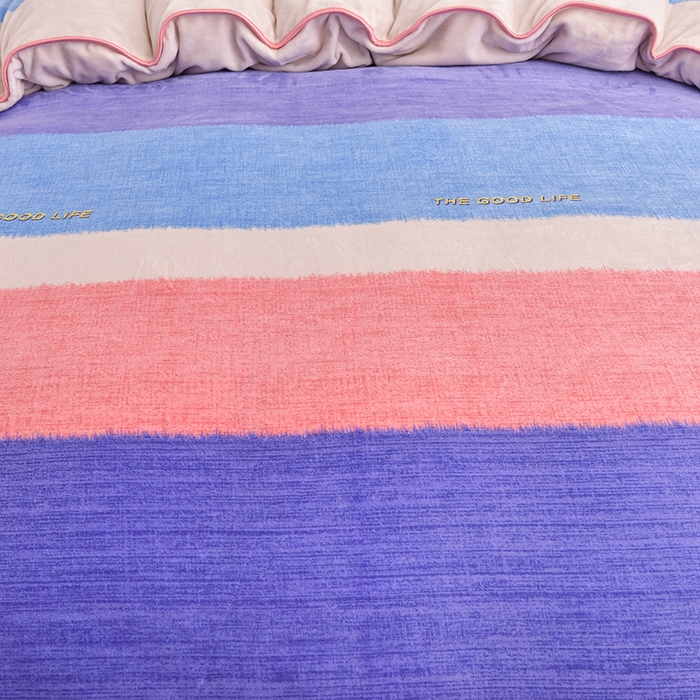 91家纺网 家纺一手货源 找家纺 晚静家纺 2024新款8.5斤牛奶绒金貂法莱绒床裙款保暖绒四件套 彩色条纹