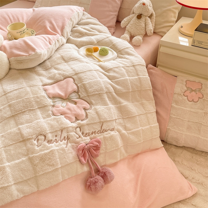 91家纺网 家纺一手货源 找家纺 绒棉世家 2025新款A类獭兔毛高端兔兔绒工艺款四件套-小熊系列 蝴蝶小熊-粉