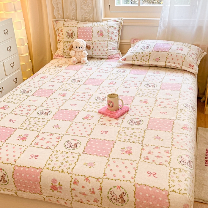 91家纺网 家纺一手货源 找家纺 川悦生活 2024新款加厚牛奶绒印花单床笠 床笠花蜜兔兔