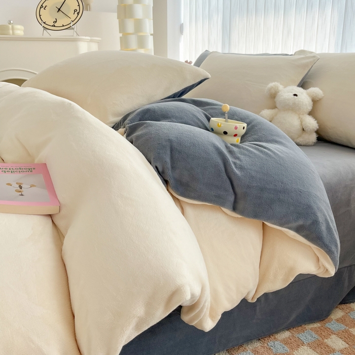 91家纺网 家纺一手货源 找家纺 言熙居 2024新款纯色双拼30克8一9斤牛奶绒四件套 奶白拼浅灰
