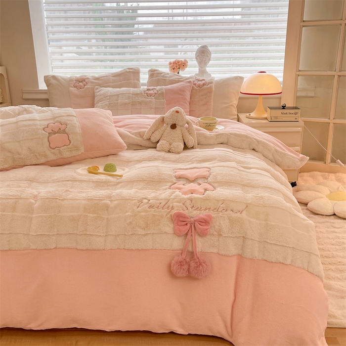 91家纺网 家纺一手货源 找家纺 绒棉世家 2025新款A类獭兔毛高端兔兔绒工艺款四件套-小熊系列 蝴蝶小熊-粉