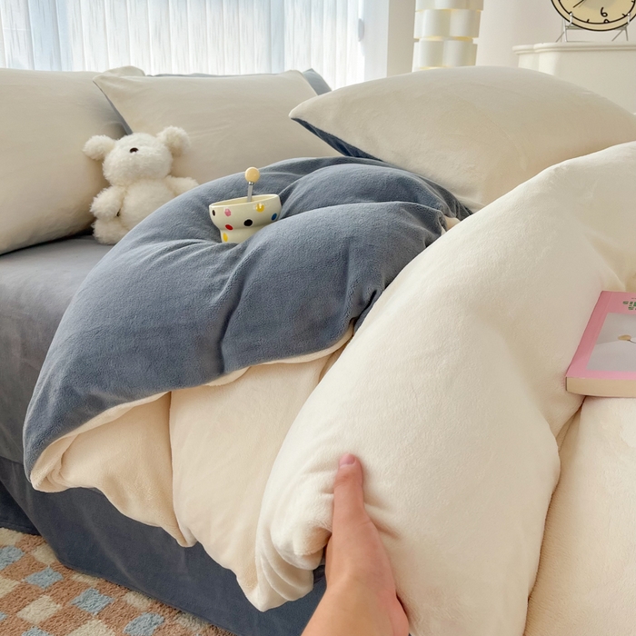 91家纺网 家纺一手货源 找家纺 言熙居 2024新款纯色双拼30克8一9斤牛奶绒四件套 奶白拼浅灰
