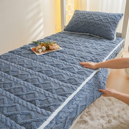 91家纺网 家纺一手货源 找家纺 2025塔芙绒加厚保暖床笠学生宿舍单人双人夹棉床笠保护套 梦蓝灰