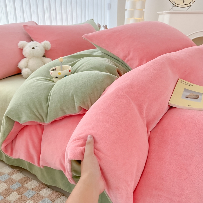 91家纺网 家纺一手货源 找家纺 言熙居 2024新款纯色双拼30克8一9斤牛奶绒四件套 浅粉拼果绿