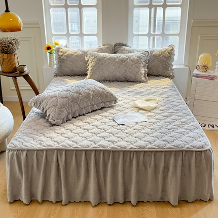 91家纺网 家纺一手货源 找家纺 （总）禧缘家纺（原梦想家） 2024新款兔兔绒夹棉床裙式床笠