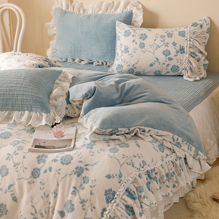 91家纺网 家纺一手货源 找家纺 胜权家纺 2024秋冬新款5D雕花着色牛奶绒法式奶油风夹棉床裙四件套 雾蓝