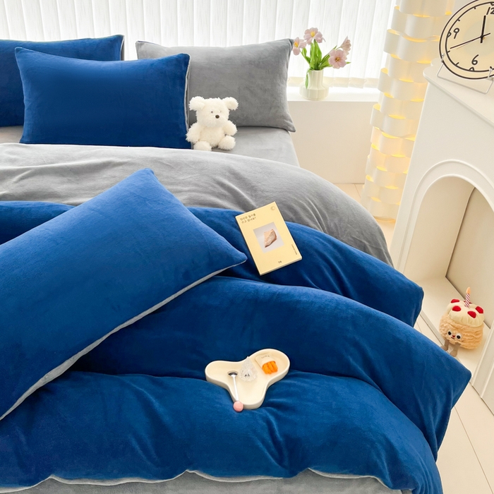 91家纺网 家纺一手货源 找家纺 言熙居 2024新款纯色双拼30克8一9斤牛奶绒四件套 亮蓝拼浅灰