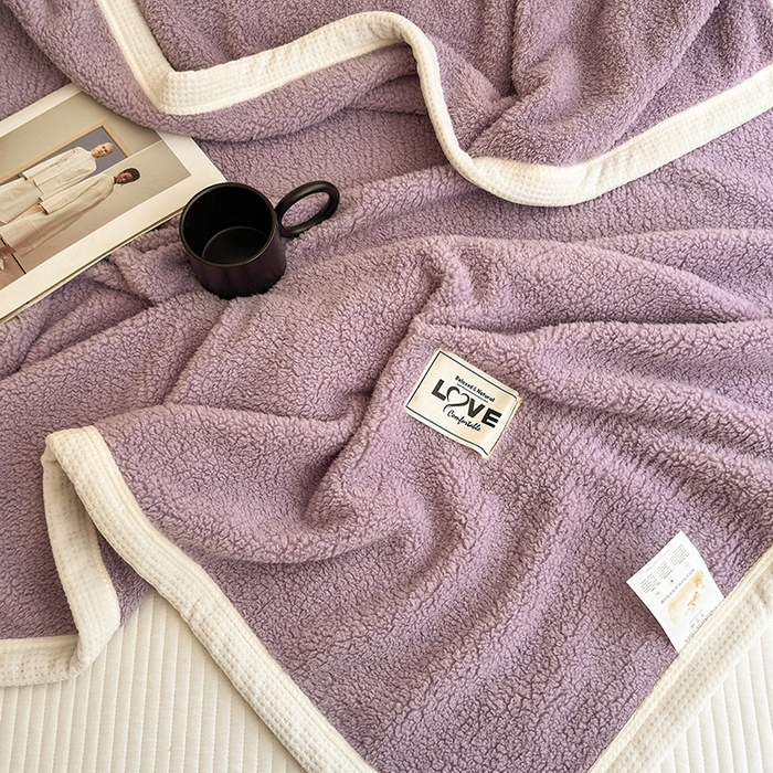 91家纺网 家纺一手货源 找家纺 沐棉 2024新款牛奶绒菠萝格包边羊羔绒泰迪绒毛毯-静物图 星辰紫