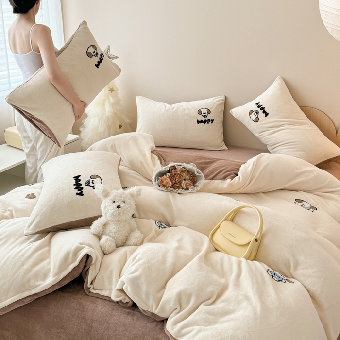 91家纺网 家纺一手货源 找家纺 2024新款卡通牛奶绒专版毛巾绣四件套--萌小狗 萌小狗奶白奶咖