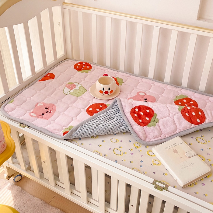 91家纺网 家纺一手货源 找家纺 富馨莱 2024新款牛奶绒幼儿园床垫加厚5D透气 草莓粉