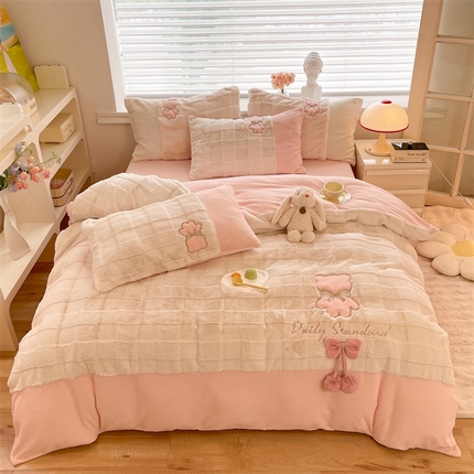 91家纺网 家纺一手货源 找家纺 （总）优贝家纺 2025新款獭兔毛高端兔兔绒工艺款牛奶绒四件套-小熊系列