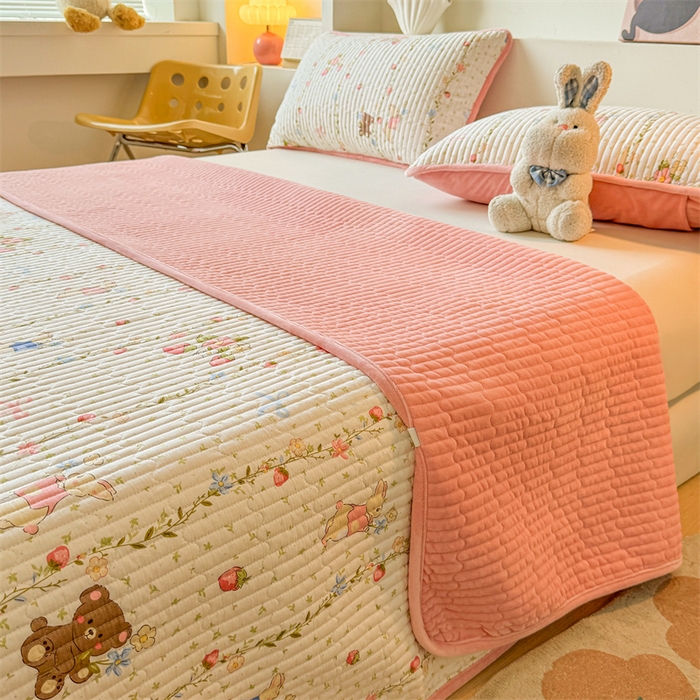 91家纺网 家纺一手货源 找家纺 2024新款全棉卡通印花宝宝绒双拼床盖床垫 兔熊宝贝