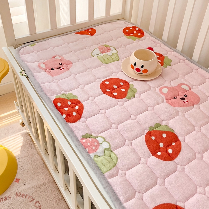 91家纺网 家纺一手货源 找家纺 富馨莱 2024新款牛奶绒幼儿园床垫加厚5D透气 草莓粉