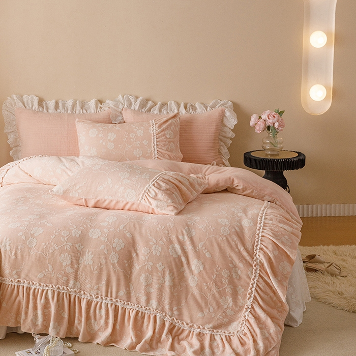 91家纺网 家纺一手货源 找家纺 胜权家纺 2024秋冬新款5D雕花着色牛奶绒法式奶油风夹棉床裙四件套 蜜粉