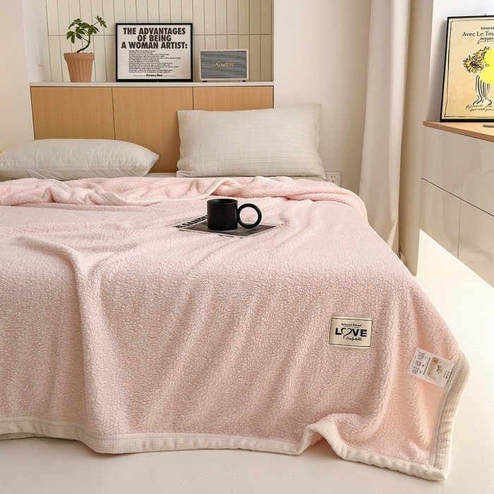 91家纺网 家纺一手货源 找家纺 沐棉 2024新款牛奶绒菠萝格包边羊羔绒泰迪绒毛毯-静物图 浅粉色