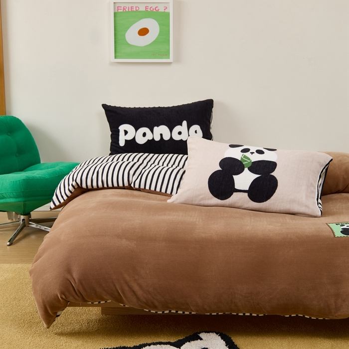 91家纺网 家纺一手货源 找家纺 呗旺鹿 2024新款加厚保暖设计师款高克重牛奶绒贴标款四件套【原创】 贴标款-熊猫喜淘淘