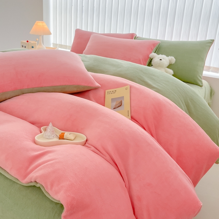 91家纺网 家纺一手货源 找家纺 言熙居 2024新款纯色双拼30克8一9斤牛奶绒四件套 浅粉拼果绿