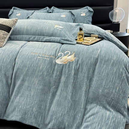91家纺网 家纺一手货源 找家纺 （总）棠薇家纺 2025新款全消光牛奶绒肌理纹加厚四件套-刺绣天鹅