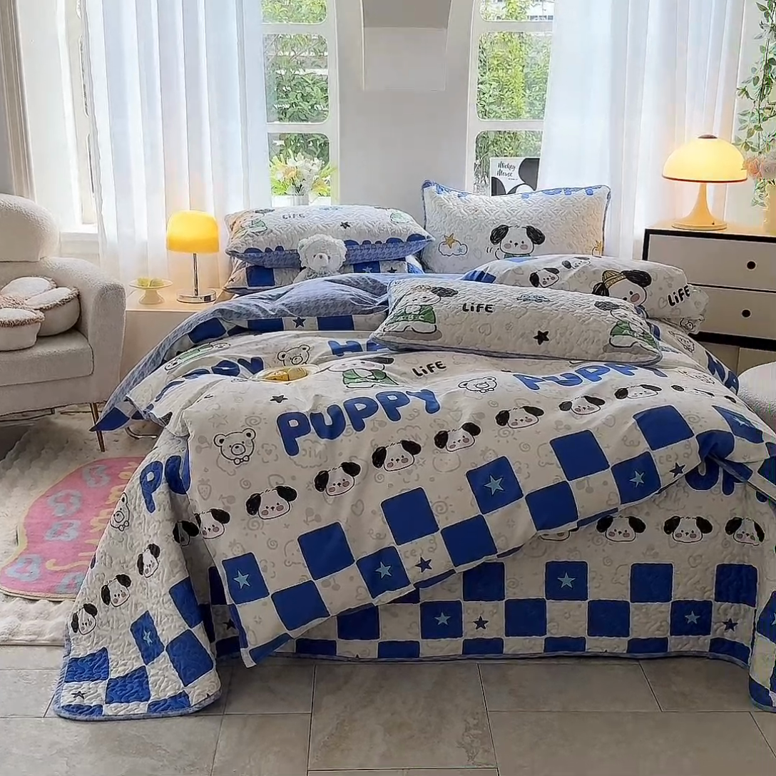 91家纺网 家纺一手货源 找家纺 美达家纺 2025新款A类全棉夹棉洛丽塔系列双面全棉榻榻米床盖四件套 欢喜狗狗