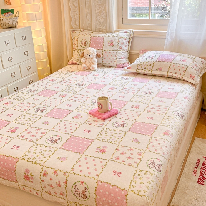 91家纺网 家纺一手货源 找家纺 川悦生活 2024新款加厚牛奶绒印花单床笠 床笠花蜜兔兔