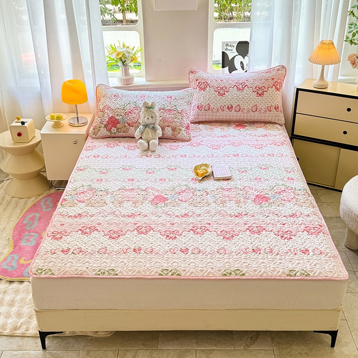 91家纺网 家纺一手货源 找家纺 美达家纺 2025新款A类全棉夹棉洛丽塔系列地垫床垫床褥 小熊草莓派