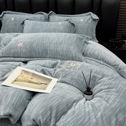 91家纺网 家纺一手货源 找家纺 （总）棠薇家纺 2025新款全消光牛奶绒肌理纹加厚四件套-刺绣玫瑰