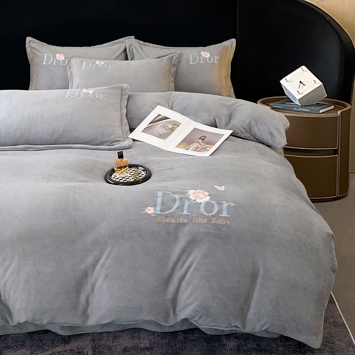 91家纺网 家纺一手货源 找家纺 蕾诺家纺 2024新款牛奶绒刺绣纯色亲肤保暖四件套 高级灰