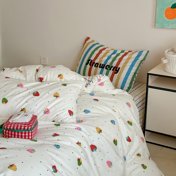 91家纺网 家纺一手货源 找家纺 2024新款40支13372全棉数码大版趣味系列四件套 草莓派