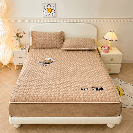 91家纺网 家纺一手货源 找家纺 （总）2024新款A类牛奶绒刺绣夹棉床笠-小熊猫