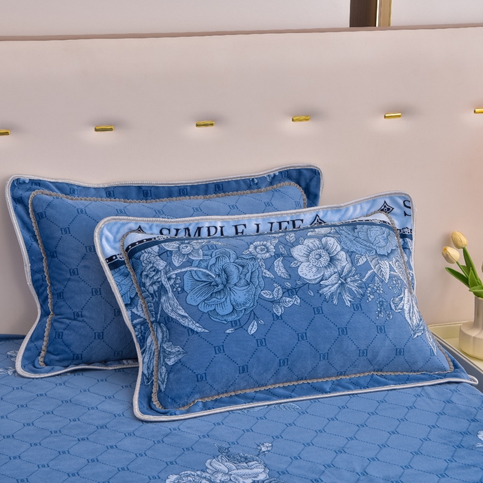 91家纺网 家纺一手货源 找家纺 晚静家纺 2024新款8.5斤牛奶绒金貂法莱绒床裙款保暖绒四件套 深蓝花朵