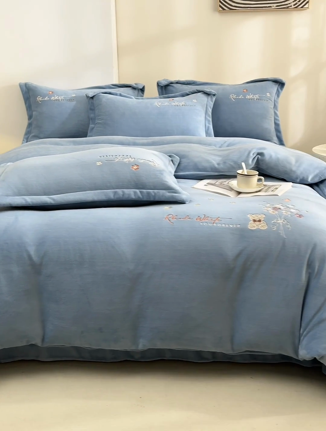 91家纺网 家纺一手货源 找家纺 绒博士 2024新款220克牛奶绒秋冬保暖四件套-花颜小熊 花颜小熊-宾利蓝