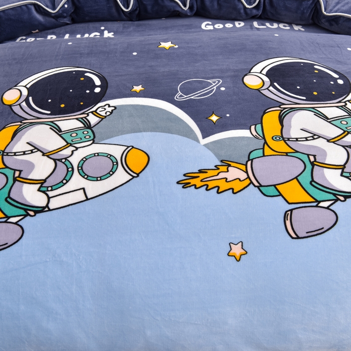 91家纺网 家纺一手货源 找家纺 晚静家纺 2024新款8.5斤牛奶绒金貂法莱绒床裙款保暖绒四件套 太空人