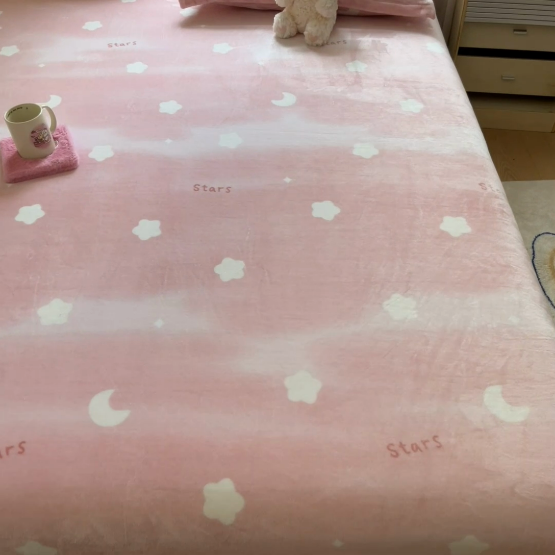 91家纺网 家纺一手货源 找家纺 川悦生活 2024新款加厚牛奶绒印花单床笠 床笠暖星星