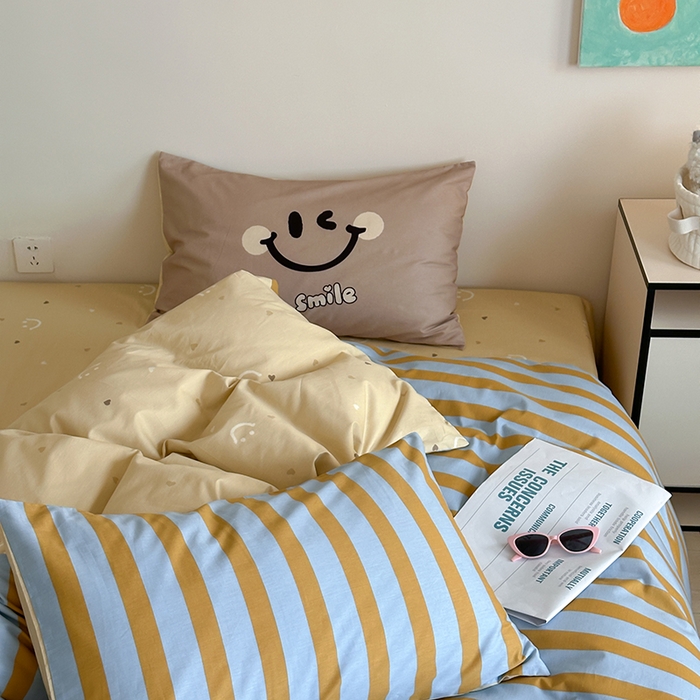 91家纺网 家纺一手货源 找家纺 2024新款40支13372全棉数码大版趣味系列四件套 卡其笑脸