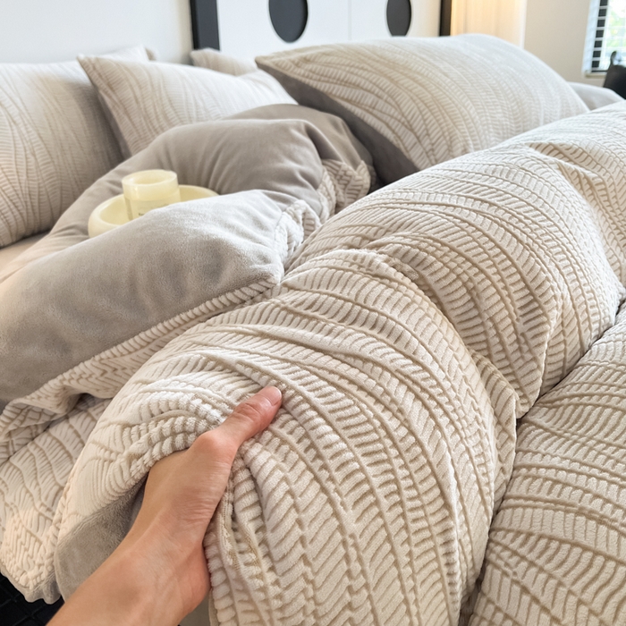 91家纺网 家纺一手货源 找家纺 2024新款A类双色立体浮雕牛奶绒加厚四件套 莱茵河畔-浅灰