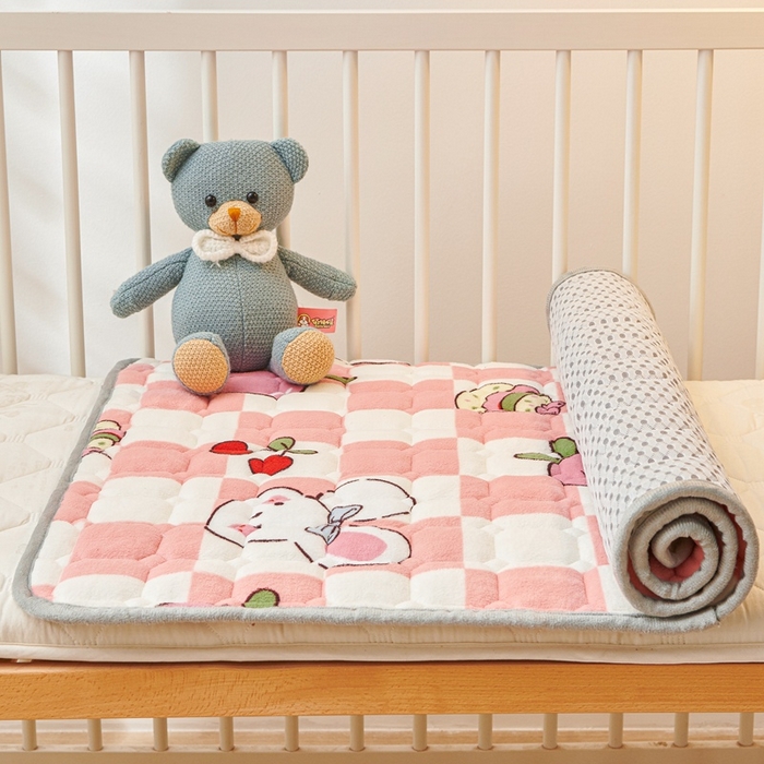 91家纺网 家纺一手货源 找家纺 富馨莱 2024新款牛奶绒幼儿园床垫加厚5D透气 桃子兔兔