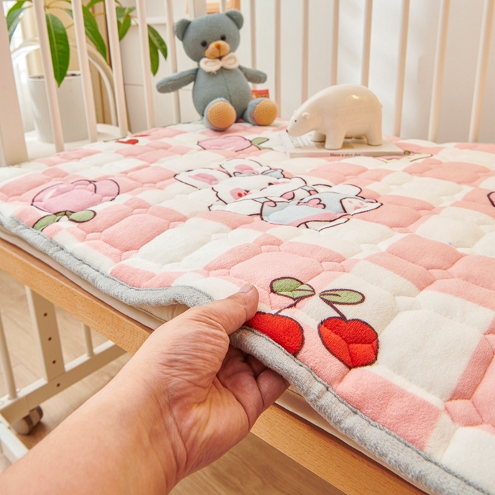 91家纺网 家纺一手货源 找家纺 富馨莱 2024新款牛奶绒幼儿园床垫加厚5D透气 桃子兔兔